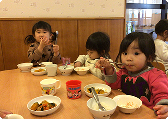 給食を食べる子供